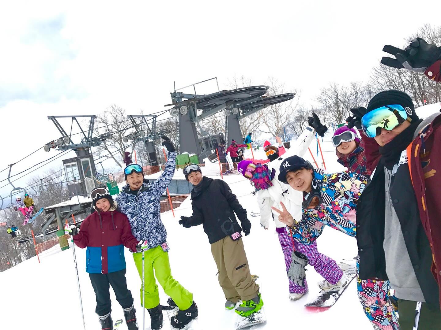 冬といえば??
と聞かれると、雪やこたつ、鍋料理、お布団など、さまざまな連想ができますが、
当シェアハウスには「冬といえばスノボ一択!!」という元気な住人さんが数人おられます🏂
そんな元気な住人さんに連れられて、一面の銀世界の中スノボ&スキーに行ってきました🐾
めちゃくちゃ寒い⛄
引きこもりがちのわたしには酷な環境ではありましたが、ふかふかの雪や非日常の空気にあてられて(?)、
めちゃくちゃ楽しくスノボしてきました👌
しかも、ああいうところで食べるカレーやラーメンって特別においしいですよね🍛✨笑
いっぱい滑っていっぱい転んで、いつも部屋着やすっぴんまで見せているはずの住人さん同士でゲレンデマジックにかかったりして(!)、とっても楽しい時間でした💖
また行きたいな~!
wabi_sabi_house__official
Wabi Sabi House Jiyugaoka
わびさびハウス自由ヶ丘
✨️待望の空室です!!✨️
自由ヶ丘にたたずむデザイナーズシェアハウス♬
詳しくはVR内覧へGo!!!!
https://www.wabisabihouse.jp/houses/jiyugaoka/
お問い合わせはこちら
https://www.wabisabihouse.jp/contact/
#リノベーション, #新規入居キャンペーン, #フリーレント #シェアハウス #国際交流 #東京 #留学 #仲間 #sharehouse #welcomeparty #farewellparty #異業種交流 #coliving #innovation #わびさびハウス中野富士見町 #自由が丘 #自分磨き #自分探し #国内留学 #わびさびハウス #わびさびハウス自由が丘 #わびさびハウスoff中野 #わびさびハウスoff中野アネックス #わびさびハウスoff自由が丘 #暮らし #学び,