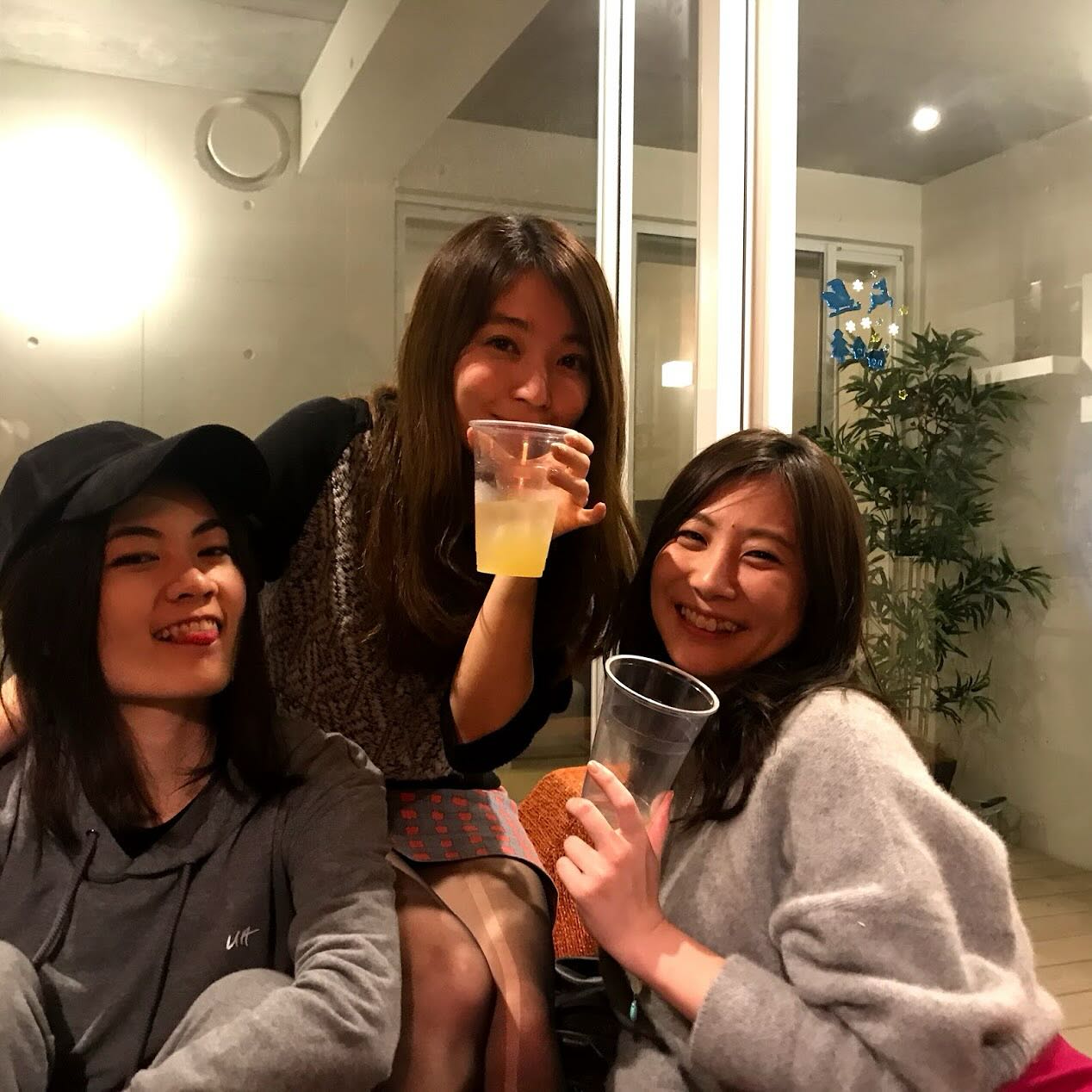 春は出会いの季節でもありますが、別れの季節でもあります。
シェアハウスでも、卒業や転勤で新たな人生を踏み出す仲間たちの送別会をしました🔅
さみしくなっちゃうなぁ…
思い出話に花が咲き、たくさん笑いましたが、やっぱりちょっとしんみりしちゃう場面もありました😭
おめでたいことだから笑顔で送り出さなきゃと思うものの、やっぱりさみしいよ~😭
友達以上家族未満というかほぼ家族みたいな仲間なので、もう住人さんの存在が自分の生活の一部になっちゃってたんだなぁと痛感しました。
新天地でも元気でがんばってほしいなと思います◎
そしてあわよくばたまにはシェアハウスに顔出してくれたらうれしいなぁ❣
wabi_sabi_house__official
Wabi Sabi House Jiyugaoka
わびさびハウス自由ヶ丘
✨️待望の空室です!!✨️
自由ヶ丘にたたずむデザイナーズシェアハウス♬
詳しくはVR内覧へGo!!!!
https://www.wabisabihouse.jp/houses/jiyugaoka/
お問い合わせはこちら
https://www.wabisabihouse.jp/contact/
#リノベーション, #新規入居キャンペーン, #フリーレント #シェアハウス #国際交流 #東京 #留学 #仲間 #sharehouse #welcomeparty #farewellparty #異業種交流 #coliving #innovation #わびさびハウス中野富士見町 #自由が丘 #自分磨き #自分探し #国内留学 #わびさびハウス #わびさびハウス自由が丘 #わびさびハウスoff中野 #わびさびハウスoff中野アネックス #わびさびハウスoff自由が丘 #暮らし #学び,