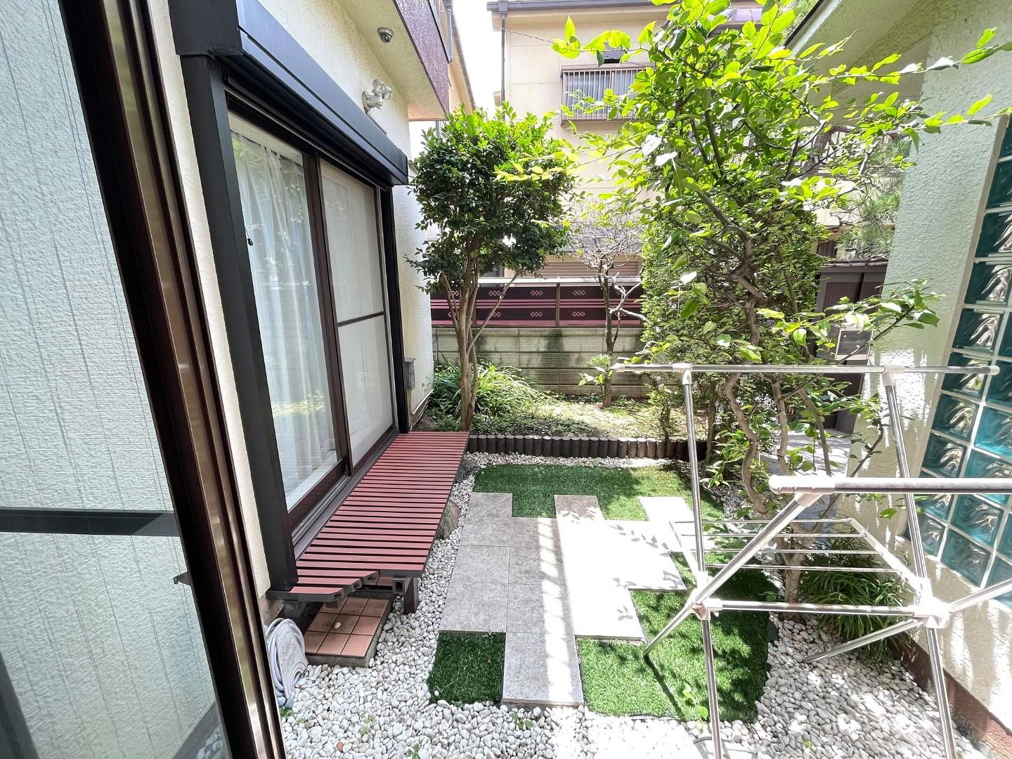 雨に濡れるアジサイが綺麗だから、梅雨の時期も嫌いではないのですが、
雨が多くて洗濯物が思いっきり干せないのはちょっとネックですよね🤣
先日、梅雨の合間の晴れ間があったので、お庭にお布団を干しました!
大きいものを洗うのが面倒で躊躇していたのですが、次いつしっかり晴れるかわからないし!!と重い腰を上げて洗濯しました❣
最初は面倒でも、いざ始めるともう使わない季節の布団が片付いていくので気持ちが晴れやかになりますよね🎀
いよいよ夏を迎える準備も整ってきたなぁ🔅
暑い夏はあまり得意ではありませんが、日が長くなったり開放的な気分になったりして、なんとなく気持ちも前向きになりますよね✨
それまでは、残り少ない(?)梅雨の長雨も楽しもうと思います😂😂
wabi_sabi_house__official
Wabi Sabi House Jiyugaoka
わびさびハウス自由ヶ丘
✨️待望の空室です!!✨️
自由ヶ丘にたたずむデザイナーズシェアハウス♬
詳しくはVR内覧へGo!!!!
https://www.wabisabihouse.jp/houses/jiyugaoka/
お問い合わせはこちら
https://www.wabisabihouse.jp/contact/
#リノベーション, #新規入居キャンペーン, #フリーレント #シェアハウス #国際交流 #東京 #留学 #仲間 #sharehouse #welcomeparty #farewellparty #異業種交流 #coliving #innovation #わびさびハウス中野富士見町 #自由が丘 #自分磨き #自分探し #国内留学 #わびさびハウス #わびさびハウス自由が丘 #わびさびハウスoff中野 #わびさびハウスoff中野アネックス #わびさびハウスoff自由が丘 #暮らし #学び,