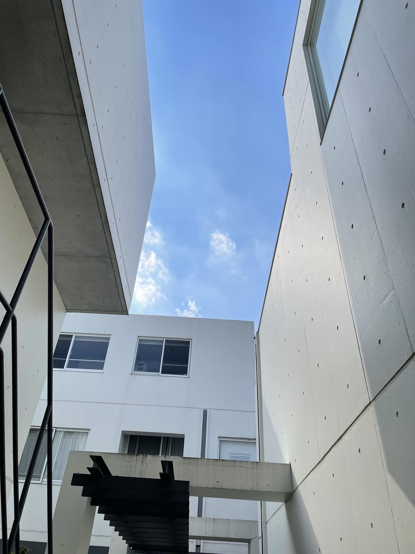 夏らしい太陽の光がいっぱい降り注いでいる今日この頃(訳:暑すぎ)です。
いいお天気はテンションも上がりますが、あまりにもお天気続きだと水不足や農作物への影響も心配ですよね…。
たまには雨が降って恵みの雨になるといいなと思っています。
とはいえ!!
夏の醍醐味ともいえるのがいっぱいに広がった青い空✨
やっぱりほかの季節とは違って、全力で空が青いなって感じがしませんか?
シェアハウスの隙間から見える青空も、夏らしく濃く広がっていました🔅
真っ白な雲と真っ青な空のコントラストを(涼しい部屋の中から)眺めるのも夏の楽しみですよね。
まさに夏本番の青空を今のうちに堪能したいと思います😳
wabi_sabi_house__official
Wabi Sabi House Jiyugaoka
わびさびハウス自由ヶ丘
✨️待望の空室です!!✨️
自由ヶ丘にたたずむデザイナーズシェアハウス♬
詳しくはVR内覧へGo!!!!
https://www.wabisabihouse.jp/houses/jiyugaoka/
お問い合わせはこちら
https://www.wabisabihouse.jp/contact/
#リノベーション, #新規入居キャンペーン, #フリーレント #シェアハウス #国際交流 #東京 #留学 #仲間 #sharehouse #welcomeparty #farewellparty #異業種交流 #coliving #innovation #わびさびハウス中野富士見町 #自由が丘 #自分磨き #自分探し #国内留学 #わびさびハウス #わびさびハウス自由が丘 #わびさびハウスoff中野 #わびさびハウスoff中野アネックス #わびさびハウスoff自由が丘 #暮らし #学び,