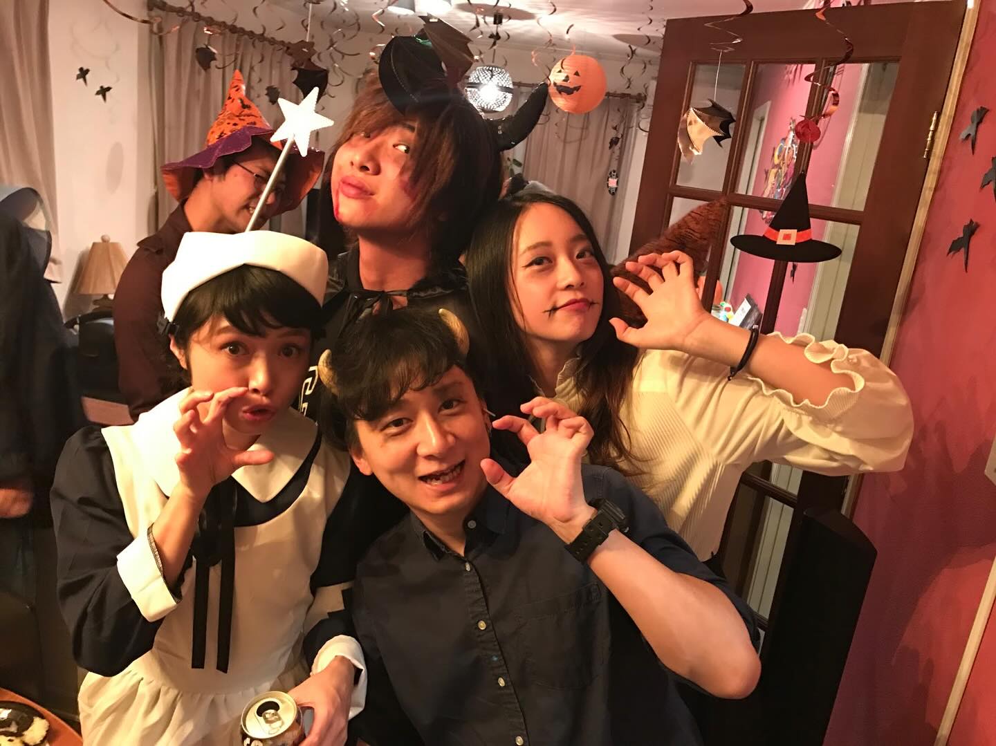 コンビニにハロウィンを模したスイーツが並び始めました✨
オレンジと黒と紫に彩られた街を見るとテンション上がりますよね!
というわけで、シェアハウスでも毎年恒例のハロウィンパーティー🎃を開催しました🔅
いつ頃からか市民権を得ていたハロウィン、今ではすっかり恒例イベントになりましたよね🙂
みんなの仮装のクオリティがどんどん上がっているので、毎年楽しみにしています😊
いつか仮装してディズニーランドとか行ってみたいな…という夢を抱えつつ、今年はハロウィンの装飾が施されたシェアハウスで過ごしました😍😍
でも、おうちハロウィンはこの手作り感も最高なんですよね!✨
今年も楽しいハロウィンパーティーになりました💖
wabi_sabi_house__official
Wabi Sabi House Jiyugaoka
わびさびハウス自由ヶ丘
✨️待望の空室です!!✨️
自由ヶ丘にたたずむデザイナーズシェアハウス♬
詳しくはVR内覧へGo!!!!
https://www.wabisabihouse.jp/houses/jiyugaoka/
お問い合わせはこちら
https://www.wabisabihouse.jp/contact/
#リノベーション, #新規入居キャンペーン, #フリーレント #シェアハウス #国際交流 #東京 #留学 #仲間 #sharehouse #welcomeparty #farewellparty #異業種交流 #coliving #innovation #わびさびハウス中野富士見町 #自由が丘 #自分磨き #自分探し #国内留学 #わびさびハウス #わびさびハウス自由が丘 #わびさびハウスoff中野 #わびさびハウスoff中野アネックス #わびさびハウスoff自由が丘 #暮らし #学び,