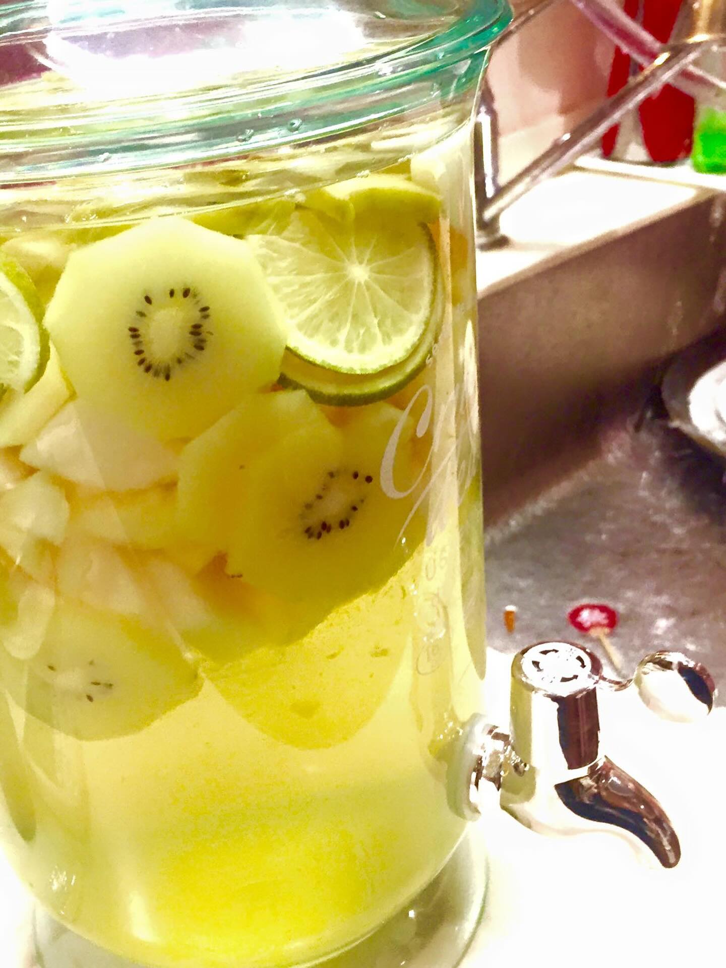 涼しくなったな～と嬉しく思っていたら、あっという間に寒々しくなってきましたね🥺

この前まで冷たいビールを浴びるほど飲んでいたのに、もはや今は水すら飲む量が減ってしまいました…😇

寒くなると水分を摂る機会がどんどん減ってしまうので、体にもお肌にも良くないよねぇと住人さんと話していたら、

女子力の高い住人さんが、キウイとライムがたっぷり入ったドリンクを作ってくれました👏

キウイは美肌に良いといわれているみたいで、乾燥して荒れがちなこれからの季節に嬉しい！🥰

女子がこれまでに培った美に関する英知も自然と集合してシェアできるのがシェアハウスの良いところかもしれません🎀

悩みがあったらまず住人さんに相談！これしかないです👌

そうやって助け合って過ごしているわたしたちなのでした🔅

wabi_sabi_house__official
Wabi Sabi House Jiyugaoka
わびさびハウス自由ヶ丘

✨️待望の空室です！！✨️ 
自由ヶ丘にたたずむデザイナーズシェアハウス♬

詳しくはVR内覧へGo！！！！
https://www.wabisabihouse.jp/houses/jiyugaoka/
お問い合わせはこちら
https://www.wabisabihouse.jp/contact/

#リノベーション, #新規入居キャンペーン, #フリーレント #シェアハウス #国際交流 #東京 #留学 #仲間 #sharehouse #welcomeparty #farewellparty #異業種交流 #coliving #innovation #わびさびハウス中野富士見町 #自由が丘 #自分磨き #自分探し #国内留学 #わびさびハウス #わびさびハウス自由が丘 #わびさびハウスoff中野 #わびさびハウスoff中野アネックス #わびさびハウスoff自由が丘 #暮らし #学び,