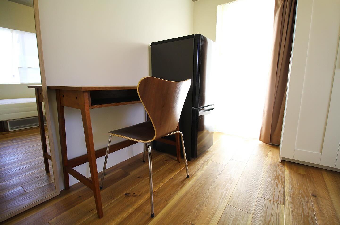 秋の夜長をいかがお過ごしでしょうか。

夜型のわたしにとって、夜が長い秋は何事にもやる気が出る季節です💪

今年は勉強の秋かな✏

皆さんは、勉強や仕事など集中して何かをしないといけないときは、椅子派ですか？それとも地べたに座る派ですか？

わたしは断然椅子派！！

地べたに座るとそのまま寝てしまうので、集中するときは椅子に座るのが鉄則です！

シェアハウスのお部屋はデスクと椅子のセットがついている物件も多くあるので（しかも全部おしゃれでかわいい💖）、椅子派の人もしっかり集中してお勉強やお仕事ができますね👌

住人さんの中には、ローテーブル×座椅子で延々に仕事に打ち込んでいる人もいるので、すごいなぁって思ってます😎

自分が集中できる環境づくり、大切ですよね❣

wabi_sabi_house__official
Wabi Sabi House Jiyugaoka
わびさびハウス自由ヶ丘

✨️待望の空室です！！✨️ 
自由ヶ丘にたたずむデザイナーズシェアハウス♬

詳しくはVR内覧へGo！！！！
https://www.wabisabihouse.jp/houses/jiyugaoka/
お問い合わせはこちら
https://www.wabisabihouse.jp/contact/

#リノベーション, #新規入居キャンペーン, #フリーレント #シェアハウス #国際交流 #東京 #留学 #仲間 #sharehouse #welcomeparty #farewellparty #異業種交流 #coliving #innovation #わびさびハウス中野富士見町 #自由が丘 #自分磨き #自分探し #国内留学 #わびさびハウス #わびさびハウス自由が丘 #わびさびハウスoff中野 #わびさびハウスoff中野アネックス #わびさびハウスoff自由が丘 #暮らし #学び,