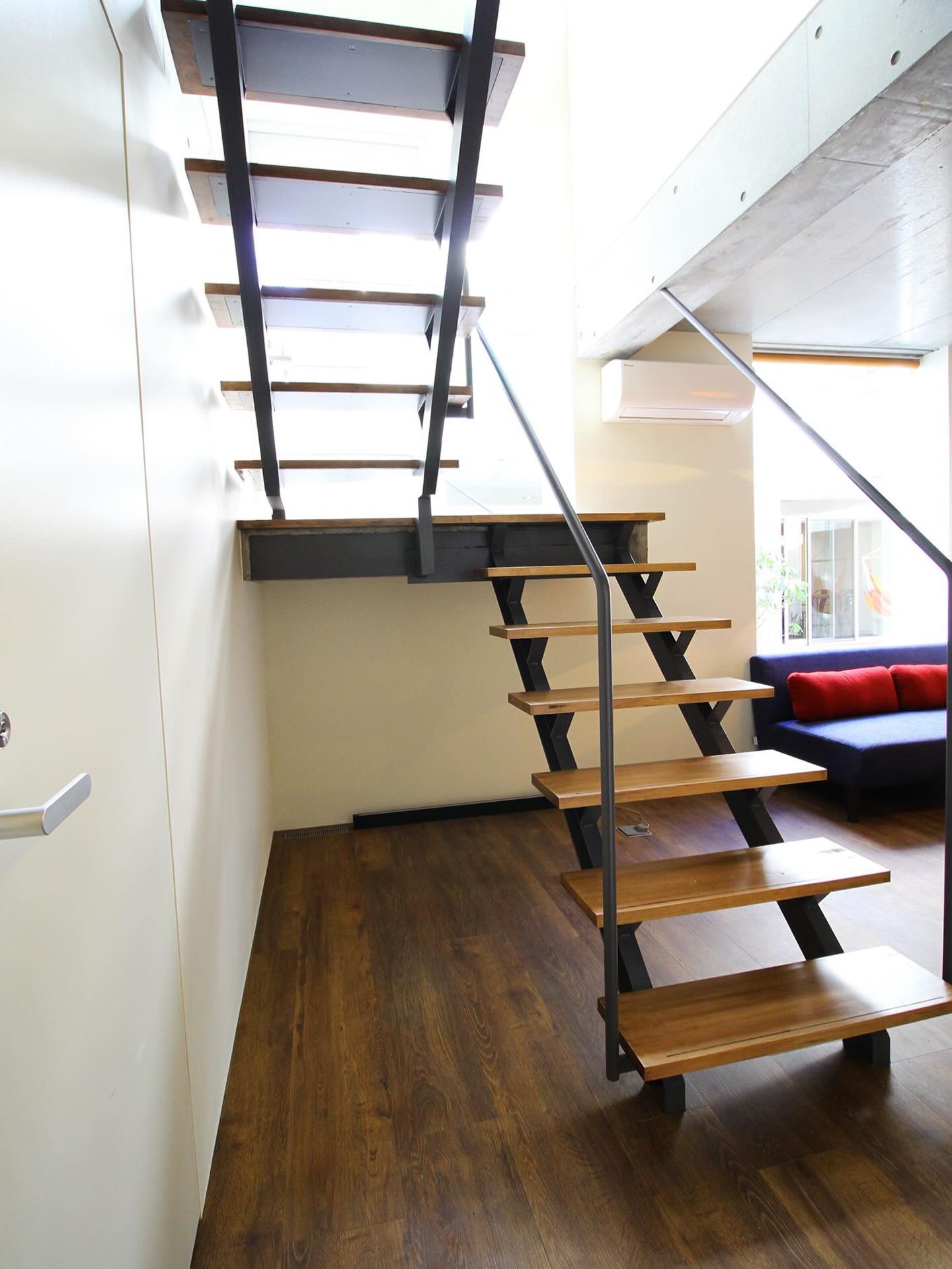 将来家を建てることがあったら、絶対に作ろうと思っているものがあります。

それは、、、、、、、

この階段！

スケルトン階段、シースルー階段、オープン階段などさまざまな呼び方があるそうです😍

当シェアハウスの階段なのですが、めっちゃくちゃおしゃれでは！？

はしご感あっておしゃれだし、空間に浮かんでいるみたいで圧迫感もないし、階段があっても部屋が広く見えそう～！✨

推しのアクスタを写真に撮りたいときも、祭壇みたいに飾れるし、何かと便利な階段です😎

階段下に空間もできるので、スペースが有効活用できそうだし、絶対にこの階段つけたい！！

物を落としやすいのは欠点ですが、気を付ければ大丈夫◎

これがあるだけで空間のおしゃれさがぐっとアップしますよね！

スケルトン階段にあこがれている民はぜひ当シェアハウスへ🏠

wabi_sabi_house__official
Wabi Sabi House Jiyugaoka
わびさびハウス自由ヶ丘

✨️待望の空室です！！✨️ 
自由ヶ丘にたたずむデザイナーズシェアハウス♬

詳しくはVR内覧へGo！！！！
https://www.wabisabihouse.jp/houses/jiyugaoka/
お問い合わせはこちら
https://www.wabisabihouse.jp/contact/

#リノベーション, #新規入居キャンペーン, #フリーレント #シェアハウス #国際交流 #東京 #留学 #仲間 #sharehouse #welcomeparty #farewellparty #異業種交流 #coliving #innovation #わびさびハウス中野富士見町 #自由が丘 #自分磨き #自分探し #国内留学 #わびさびハウス #わびさびハウス自由が丘 #わびさびハウスoff中野 #わびさびハウスoff中野アネックス #わびさびハウスoff自由が丘 #暮らし #学び,