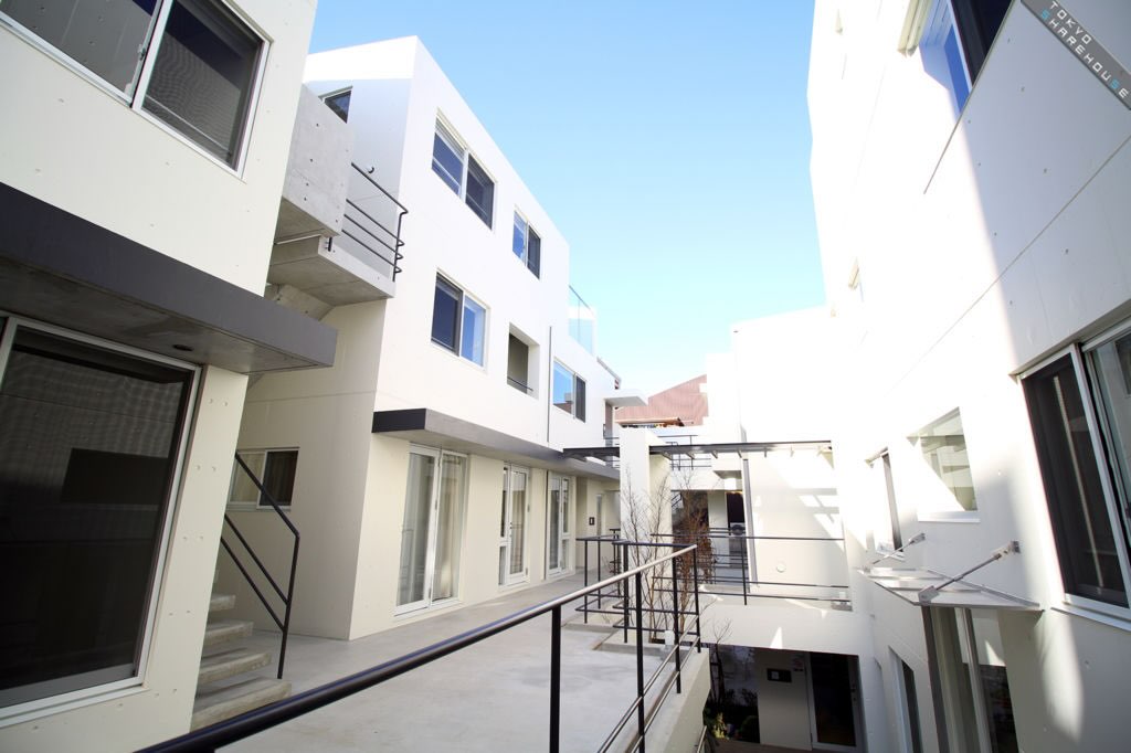 冬なのにあんまり冬っぽくないし年末っぽくもないですよね…！
あったかくていいんだけど、冬の寒くて物悲しい感じもちょっと恋しくなっちゃうな～。
冬って、晴れていても光の加減にちょっとだけ物悲しさがあると思いませんか？
太陽も夏ほどぎらついてなくてちょっと弱弱しいというか…？☀
でもわたしは、このやわらかい太陽の光を浴びて建つシェアハウスの外観を見るたびに、なんだかホッとした気持ちになります。
白い壁がやわらかい光に包まれて、おかえり～って言ってくれてるみたい、というか。
外からの見た目はシンプルなのに、どこか温かさが感じられるのは、
きっと人が暮らすための“ちょうどいい距離感”がつくれているからだと思うのです✨
静かな住宅街に佇むわたしたちのおうち。
一歩中に入ると、住人さんたちがわいわい過ごしている賑やかな空間。
忙しい一日を終えて帰ってくる場所として、晴れの日も雨の日もずっと待っていてくれる建物ごとシェアハウスを愛しています💖

wabi_sabi_house__official
Wabi Sabi House Jiyugaoka
わびさびハウス自由ヶ丘

✨️待望の空室です！！✨️ 
自由ヶ丘にたたずむデザイナーズシェアハウス♬

詳しくはVR内覧へGo！！！！
https://www.wabisabihouse.jp/houses/jiyugaoka/
お問い合わせはこちら
https://www.wabisabihouse.jp/contact/

#リノベーション, #新規入居キャンペーン, #フリーレント #シェアハウス #国際交流 東京 留学 仲間 sharehouse welcomeparty farewellparty 異業種交流 coliving innovation わびさびハウス中野富士見町 自由が丘 自分磨き 自分探し 国内留学 わびさびハウス わびさびハウス自由が丘 わびさびハウスoff中野 わびさびハウスoff中野アネックス わびさびハウスoff自由が丘 暮らし 学び,