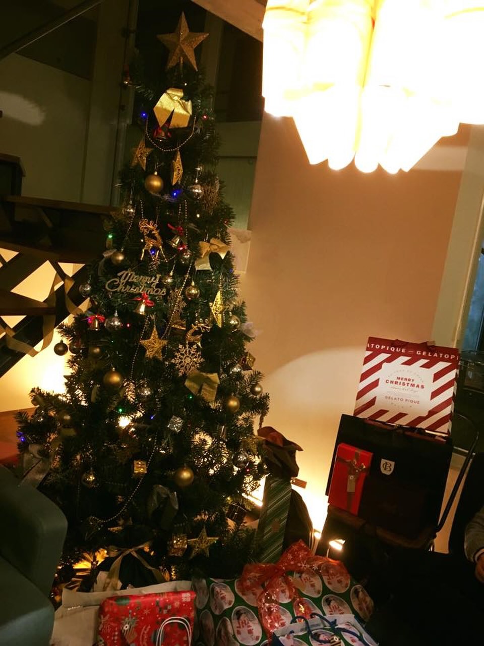 クリスマスって何歳になってもちょっと浮足立ってしまいますよね🎄
そんな浮かれポンチな大人が集まって、今年もシェアハウス恒例のクリスマスパーティーを開催しました！
クリスマスって国によって楽しみ方が違うので、シェアハウスで多国籍クリスマスを味わうことができるのも醍醐味です❤️
クリスマスツリーも、一人だったら面倒で絶対に出さないのですが、シェアハウスでは出してもらえるので、うきうきしてしまいます✨
大人になってしまったのでサンタさんはもう来なかったのですが…クリスマスパーティーをする仲間がいることで、ただの平日になりがちな「クリスマス」というイベントを楽しむことができているので感謝ですね😘

wabi_sabi_house__official
Wabi Sabi House Jiyugaoka
わびさびハウス自由ヶ丘

✨️待望の空室です！！✨️ 
自由ヶ丘にたたずむデザイナーズシェアハウス♬

詳しくはVR内覧へGo！！！！
https://www.wabisabihouse.jp/houses/jiyugaoka/
お問い合わせはこちら
https://www.wabisabihouse.jp/contact/

#リノベーション, #新規入居キャンペーン, #フリーレント #シェアハウス #国際交流 東京 留学 仲間 sharehouse welcomeparty farewellparty 異業種交流 coliving innovation わびさびハウス中野富士見町 自由が丘 自分磨き 自分探し 国内留学 わびさびハウス わびさびハウス自由が丘 わびさびハウスoff中野 わびさびハウスoff中野アネックス わびさびハウスoff自由が丘 暮らし 学び,