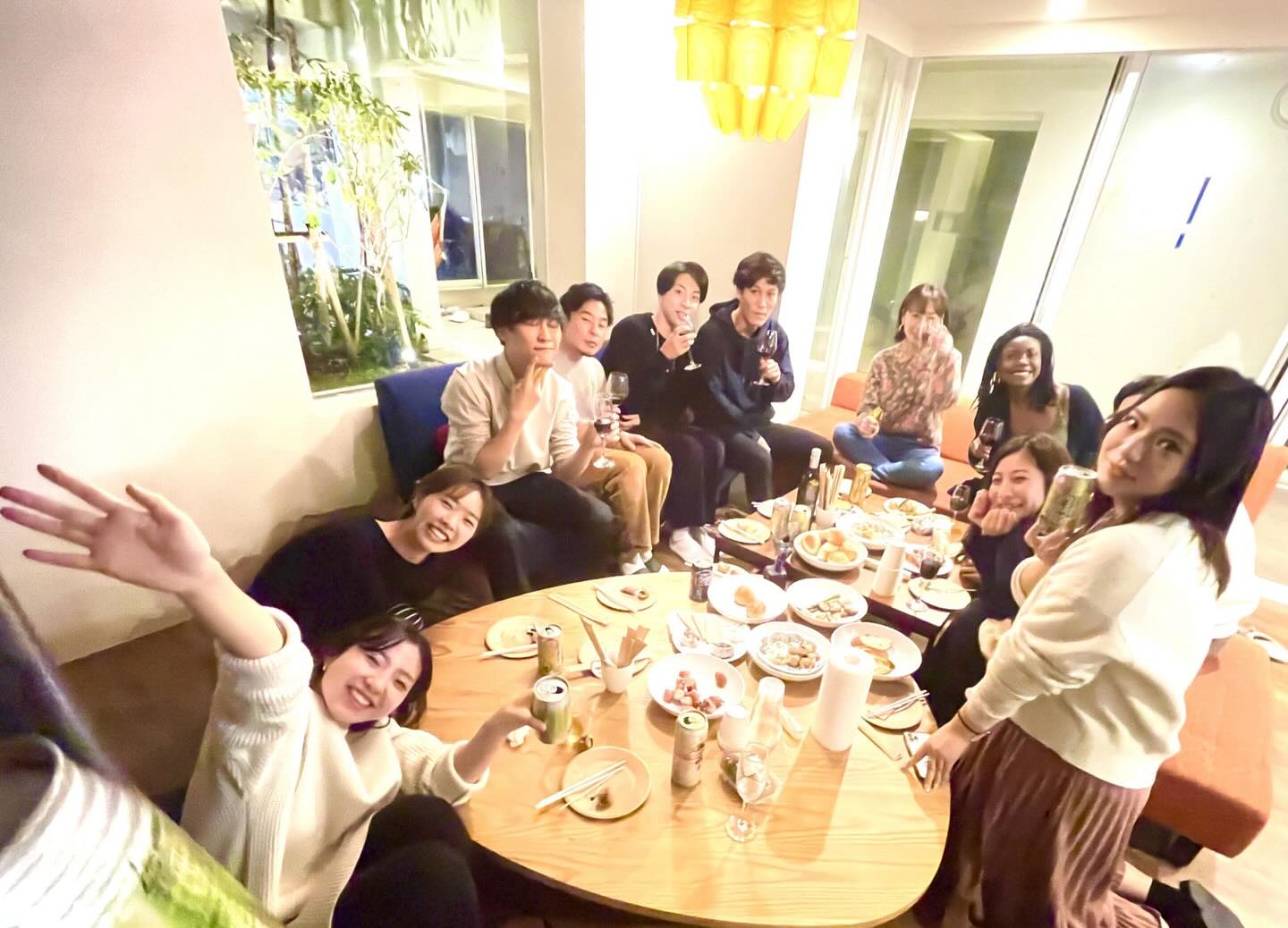 寒さが続いて引きこもりがちの今日この頃、いかがお過ごしでしょうか。
シェアハウスでは、年末年始のバタバタが落ち着いて、久しぶりにリビングでゆるっと集まる時間ができました🍻✨
それぞれ多忙でなかなかタイミングが合わなかったけど、ようやく日常モードに戻ってきた感じ～！！☺️ 
好きな飲み物（わたしはもちろんお酒）を片手に近況を話したり、笑ったり、特別なことはしていないのにとっても楽しいひとときでしたぁ🎶 
シェアハウスって、こうして無理なく集まれる距離感がちょうどいいなぁと思います◎
忙しい時期を越えたあとの、こんなゆったりした時間があるからこそ、ここでの暮らしがより心地よく感じられますね❄️✨

wabi_sabi_house__official
Wabi Sabi House Jiyugaoka
わびさびハウス自由ヶ丘

✨️待望の空室です！！✨️ 
自由ヶ丘にたたずむデザイナーズシェアハウス♬

詳しくはVR内覧へGo！！！！
https://www.wabisabihouse.jp/houses/jiyugaoka/
お問い合わせはこちら
https://www.wabisabihouse.jp/contact/

#リノベーション, #新規入居キャンペーン, #フリーレント #シェアハウス #国際交流 東京 留学 仲間 sharehouse welcomeparty farewellparty 異業種交流 coliving innovation わびさびハウス中野富士見町 自由が丘 自分磨き 自分探し 国内留学 わびさびハウス わびさびハウス自由が丘 わびさびハウスoff中野 わびさびハウスoff中野アネックス わびさびハウスoff自由が丘 暮らし 学び,