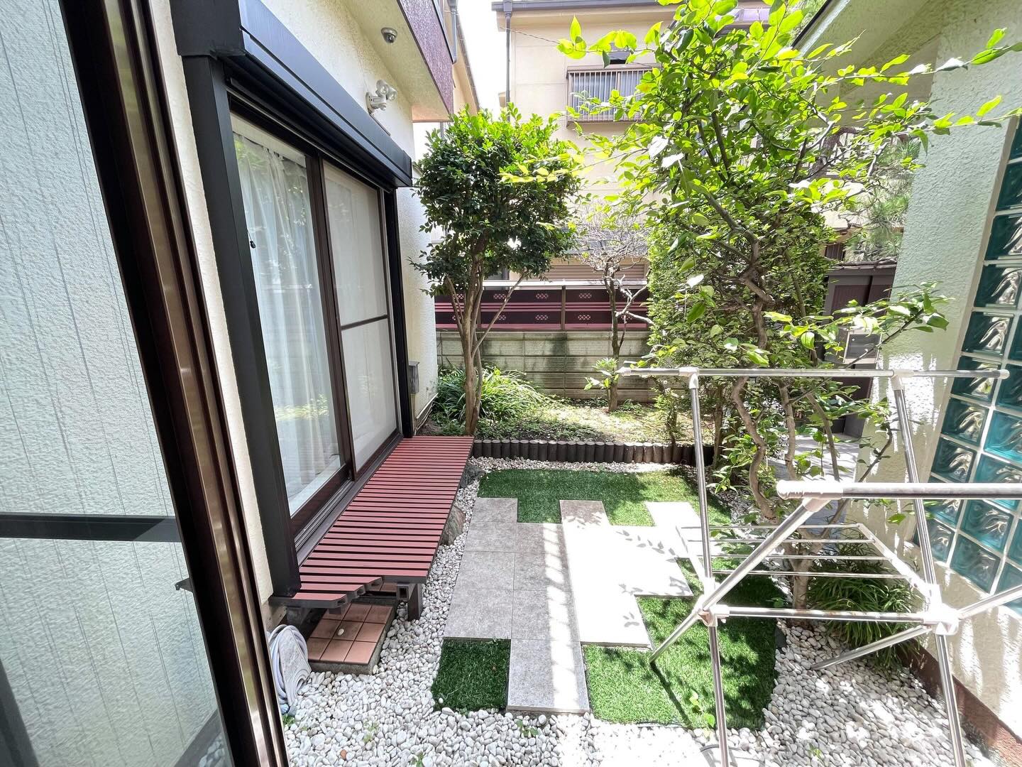 3月に入って、ほんの少し春の気配を感じるようになってきました🌸
暖かい日もあったりして、縁側に出ると外の空気が気持ちいい季節ですよね。
ただ、この時期になるとやっぱり気になるのが花粉…🤧
何を隠そう生粋の花粉症人間なので、この時期はずっと涙を流しています😭
なので、外に長くいるのはちょっと勇気がいりますが、縁側なら家の中にいながら外の雰囲気を感じられるのが嬉しいなぁ。
日差しを浴びながら少しだけのんびりしたり、ぼーっと空を眺めたり。
春の空気を楽しみつつ、花粉とはほどよく距離を取りながら過ごしています🌿
こんなふうに季節の変化をゆるっと感じられるのも、シェアハウスの好きなところです☺️✨

wabi_sabi_house__official
Wabi Sabi House Jiyugaoka
わびさびハウス自由ヶ丘

✨️待望の空室です！！✨️ 
自由ヶ丘にたたずむデザイナーズシェアハウス♬

詳しくはVR内覧へGo！！！！
https://www.wabisabihouse.jp/houses/jiyugaoka/
お問い合わせはこちら
https://www.wabisabihouse.jp/contact/

#シェアハウス #国際交流 #東京 #留学 #仲間