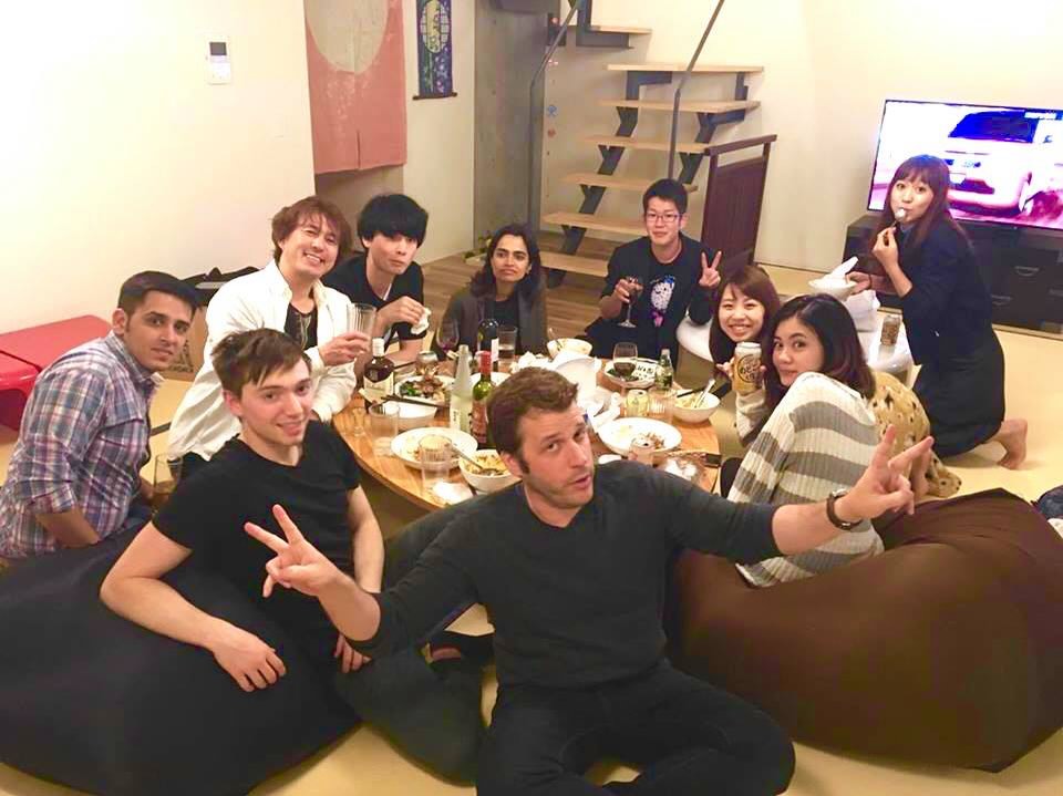 春の訪れを感じずにはいられないこの時期は、シェアハウスでも少しずつ人の動きが増える季節。
先日は予定を合わせて、リビングで送別会をしました🍻✨ 
住人さん同士の生活スタイルが違い、なかなか全員そろうことがないので、こうして集まれるのはちょっと特別な感じ！💓
といっても、堅苦しい会ではなくて、いつも通りゆるくおしゃべりしたり笑ったり、気づけばあっという間に時間が過ぎていました☺️
誰かが新しい場所へ進んだり、新しく関わる人が増えたり、そんな変化もこのシェアハウスの日常の一部。
毎年のことだけれど、やっぱり少し寂しいよね。
でも、また次にみんなで集まれる日が楽しみです🌸
いつでも遊びに来てね💕

wabi_sabi_house__official
Wabi Sabi House Jiyugaoka
わびさびハウス自由ヶ丘

✨️待望の空室です！！✨️ 
自由ヶ丘にたたずむデザイナーズシェアハウス♬

詳しくはVR内覧へGo！！！！
https://www.wabisabihouse.jp/houses/jiyugaoka/
お問い合わせはこちら
https://www.wabisabihouse.jp/contact/

#シェアハウス #国際交流 #東京 #留学 #仲間