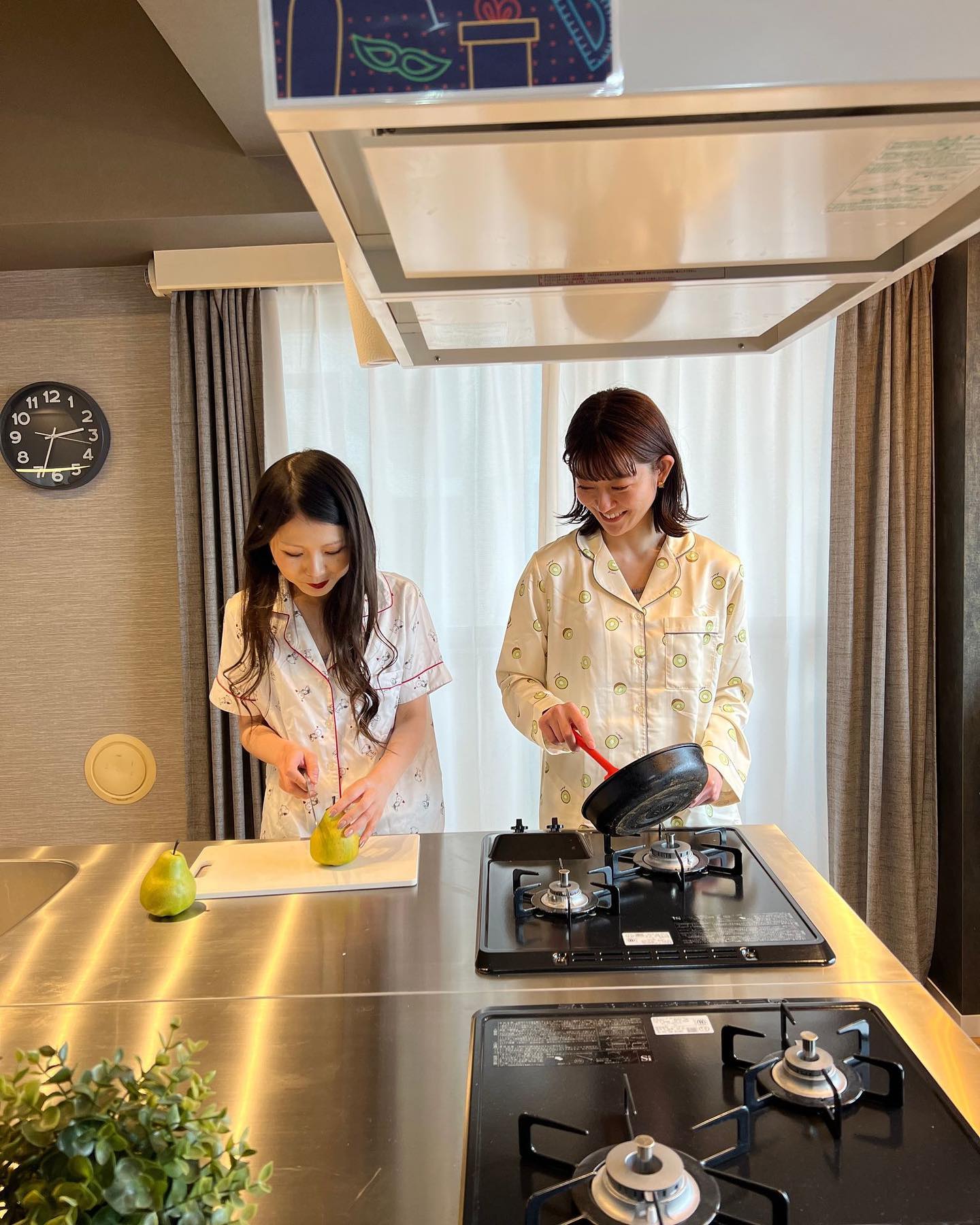 お外で過ごすのが気持ち良い気候ですが、窓を開けてお部屋で過ごすのもまた至福のお時間✨
良く晴れた日☀にあえてお部屋でパジャマパーティーなんていかがでしょうか😍
中野富士見町のリニューアルしたアイランドキッチンで簡単なものを作りながら、
何も考えずに住人さんとぼーっとまったり過ごす午後があってもいいじゃない💕
悲しいニュースやたくさんの情報、慌ただしい締め切りとアポイントに追われる毎日だけど、
シェアハウスで過ごすつかの間の休日くらい、いつもの勝負服をパジャマに着替えてありのままの私で過ごしたいな。
明日からもまた頑張ろうと思わせてくれるシェアハウスと住人さんに感謝🌟
wabisabihouse
自由が丘
明るくお洒落でスタイリッシュ♬
詳しくはVR内覧へGo!!!!
https://www.wabisabihouse.jp/houses/jiyugaoka/��
中野富士見町
明るく温かくフェミニン♬
詳しくはVR内覧へGo!!!!
https://www.wabisabihouse.jp/houses/nakano-fujimicho/
お問い合わせはこちら
https://www.wabisabihouse.jp/contact/
#リノベーション #リニューアルオープン #フリーレント #シェアハウス #国際交流 #新生活 #東京 #sharehouse #welcomeparty #farewellparty #異業種交流 #coliving #innovation #中野富士見町 #自由が丘 #自分磨き #自分探し #国内留学 #わびさびハウス #わびさびハウス自由が丘 #わびさびハウスoff中野 #わびさびハウスoff中野アネックス #わびさびハウスoff自由が丘 #暮らし #学び #沖山純也 #高千真穂 #唐道優衣 #舞川ちろる