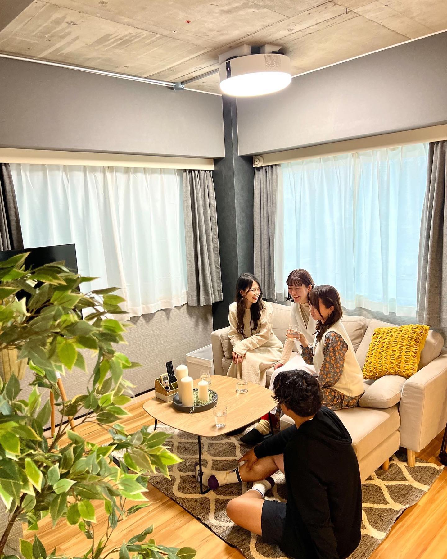 どのお家も、家の中の憩いの場といえばやはりリビングですよね!✨
当シェアハウスのリビングも、住人さんがめいっぱいくつろげる場所になっています。
モダンでシンプルなラグやふかふかのソファ、目も心も癒してくれる観葉植物にちょうど良い明るさの照明…
ずっと居座りたくなるような安心感です😍
ただいま!と帰ったときに、リビングから聞こえる「おかえり」に心がほっこりしてしまいます。
あ~おうちに帰ってきたなぁ~と感じさせるリビングはシェアハウスの自慢のひとつ🌟
誰が声をかけるでもなく自然とみんなが集まってきてしまう…そんな場所です💖
wabi_sabi_house__official
Wabi Sabi House Nakanofujimicho
中野富士見町
✨️リニューアルオープン!!✨️
ブルックリンスタイルにフルリノベーション!
明るくお洒落でスタイリッシュ♬
詳しくはVR内覧へGo!!!!
https://www.wabisabihouse.jp/houses/nakano-fujimicho/
お問い合わせはこちら
https://www.wabisabihouse.jp/contact/
#リノベーション #リニューアルオープン #フリーレント #シェアハウス #東京 #留学 #仲間 #sharehouse #welcomeparty #farewellparty #異業種交流 #言語習得 #coliving #innovation #わびさびハウス中野富士見町 #自由が丘 #自分磨き #自分探し #国内留学 #わびさびハウス #わびさびハウス自由が丘 #わびさびハウスoff中野 #わびさびハウスoff中野アネックス #わびさびハウスoff自由が丘 #暮らし #学び, #__maaho__, #chiroru1547,#todo_yui,#3jun_staglam,