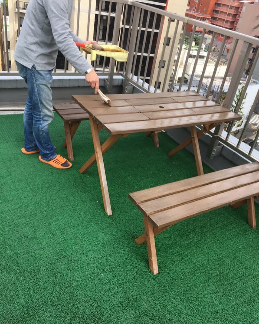 朝晩の寒さも和らぎ、1日を通して過ごしやすい気候になってきましたね!
寒くもなく暑くもない今の時期って最高にテンション上がりませんか?✨
というわけで、隙あらば外でお酒を飲みたい族の住人さんたちが多い当シェアハウスでは、
屋上にある屋外用のテーブルとイスのメンテナンスを行いました👌
ニスを塗ってツヤ出しをしつつ、雨風に晒されてもなるべく長くもつように年に1回はメンテナンスをしています◎
今年も外でたくさん飲むぞ~!!🍺
風は強かったけど、外で過ごすのは気持ちいいですよね🍃
新緑の爽やかな風を浴びながら、季節の移り変わりを感じる素敵な時間を過ごしました🔅
wabi_sabi_house__official
Wabi Sabi House Jiyugaoka
わびさびハウス自由ヶ丘
✨️待望の空室です!!✨️
自由ヶ丘にたたずむデザイナーズシェアハウス♬
詳しくはVR内覧へGo!!!!
https://www.wabisabihouse.jp/houses/jiyugaoka/
お問い合わせはこちら
https://www.wabisabihouse.jp/contact/
#リノベーション, #新規入居キャンペーン, #フリーレント #シェアハウス #国際交流 #東京 #留学 #仲間 #sharehouse #welcomeparty #farewellparty #異業種交流 #coliving #innovation #わびさびハウス中野富士見町 #自由が丘 #自分磨き #自分探し #国内留学 #わびさびハウス #わびさびハウス自由が丘 #わびさびハウスoff中野 #わびさびハウスoff中野アネックス #わびさびハウスoff自由が丘 #暮らし #学び,