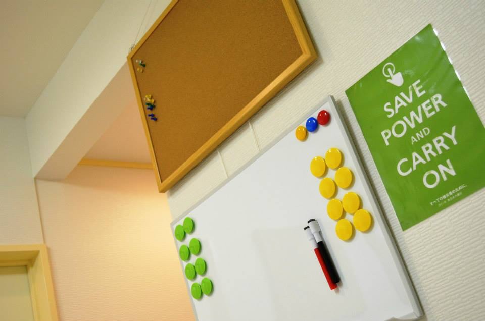 近年はスマホで連絡をとるのが当たり前になりましたよね。

シェアハウスでも同じです。

お誘いや連絡は、同じ家の中にいてもLINEや電話でする人が多いです🔅

顔を見てコミュニケーションするのも大事だけど、文字のコミュニケーションにもまた良さがありますよね。

シェアハウス内の情報共有は、LINE以外にもホワイトボードが使われることも多いです。

リビングに掲げてあるホワイトボードに、急ぎではない連絡事項が書いてあったり、誰かの落書きが書いてあったり。

はたまた、前日の夜に飲みながら書いたメモがそのままになっていたりと、手書きのコミュニケーションもあります。

あの人こんな字書くんだ…👀って新しい発見ができるので、スマホが便利な世の中でも手書きのコミュニケーションツールは欠かせません。

手書きからしか得られない愛情ってあるよね🥰

と感じる今日この頃なのでした。

wabi_sabi_house__official
Wabi Sabi House Jiyugaoka
わびさびハウス自由ヶ丘

✨️待望の空室です！！✨️ 
自由ヶ丘にたたずむデザイナーズシェアハウス♬

詳しくはVR内覧へGo！！！！
https://www.wabisabihouse.jp/houses/jiyugaoka/
お問い合わせはこちら
https://www.wabisabihouse.jp/contact/

#リノベーション, #新規入居キャンペーン, #フリーレント #シェアハウス #国際交流 #東京 #留学 #仲間 #sharehouse #welcomeparty #farewellparty #異業種交流 #coliving #innovation #わびさびハウス中野富士見町 #自由が丘 #自分磨き #自分探し #国内留学 #わびさびハウス #わびさびハウス自由が丘 #わびさびハウスoff中野 #わびさびハウスoff中野アネックス #わびさびハウスoff自由が丘 #暮らし #学び,