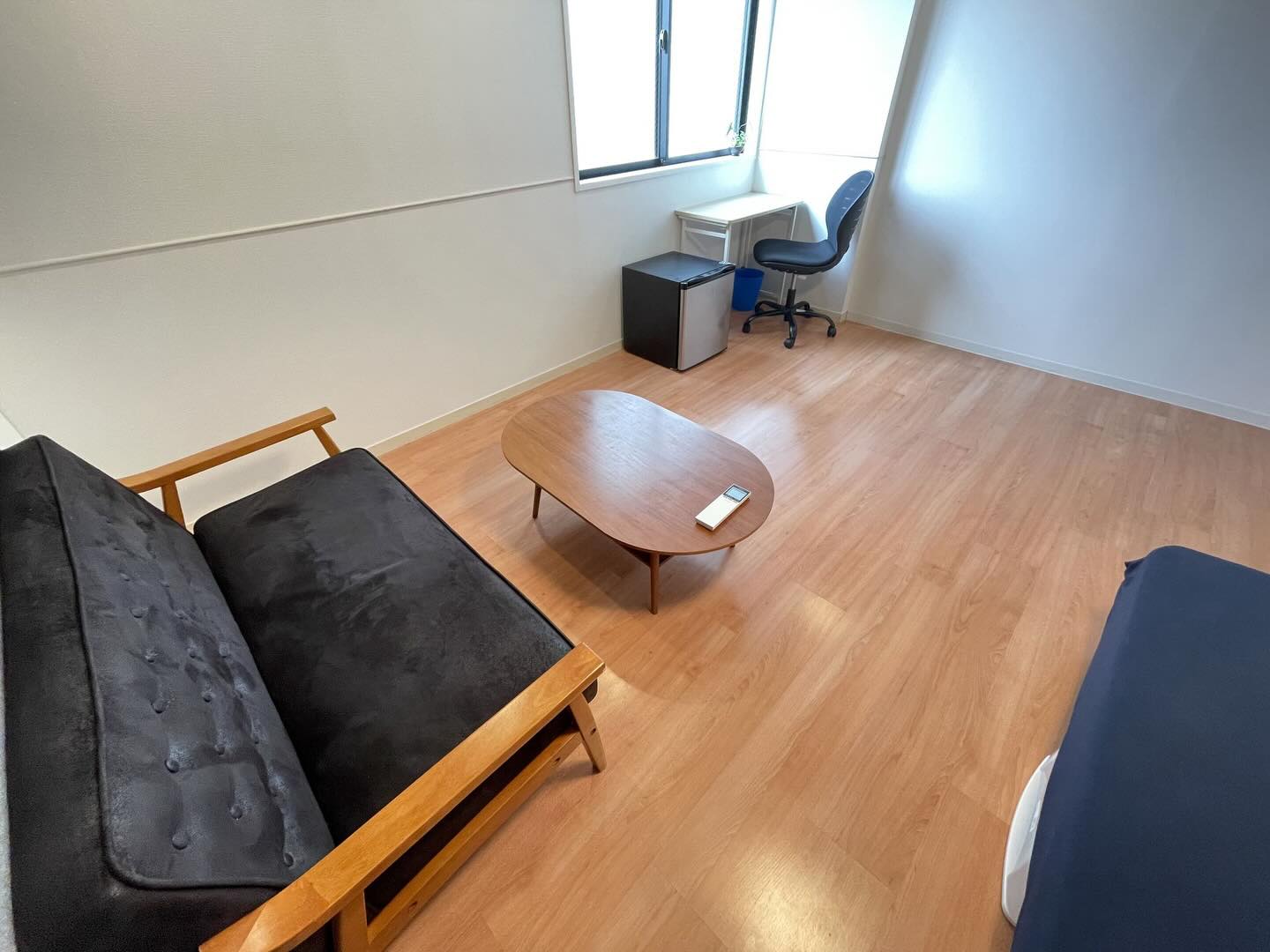 年が明けて早半月…！時の流れの速さに驚いてしまいますね…
年末年始のお休みは、時間があったので個室の片づけをしてました🧹✨
掃除と片付けが大嫌いなのに…！本当に本当に暇だったんです🤣
部屋にあった「とりあえず置いてたもの」を見直してみたら、なくても全然困らない物がいっぱい😂
 シェアハウスの個室って広すぎない分、自然と「持ち込みすぎない暮らし」になるのがいいなぁと思います。
必要なものだけ残すと、部屋も気持ちもスッキリ🫶 
片づけ終わったあとの空間を見ると、新しい年を軽やかにスタートできそうな気分になりますね！！🎍 
全部きっちりは無理だけど、ほどほどのきれいさは保ちたいな～。
今年はこの身軽さをキープしつつ、のんびり心地よく過ごしていきたいです☺️✨

wabi_sabi_house__official
Wabi Sabi House Jiyugaoka
わびさびハウス自由ヶ丘

✨️待望の空室です！！✨️ 
自由ヶ丘にたたずむデザイナーズシェアハウス♬

詳しくはVR内覧へGo！！！！
https://www.wabisabihouse.jp/houses/jiyugaoka/
お問い合わせはこちら
https://www.wabisabihouse.jp/contact/

#リノベーション, #新規入居キャンペーン, #フリーレント #シェアハウス #国際交流 東京 留学 仲間 sharehouse welcomeparty farewellparty 異業種交流 coliving innovation わびさびハウス中野富士見町 自由が丘 自分磨き 自分探し 国内留学 わびさびハウス わびさびハウス自由が丘 わびさびハウスoff中野 わびさびハウスoff中野アネックス わびさびハウスoff自由が丘 暮らし 学び,