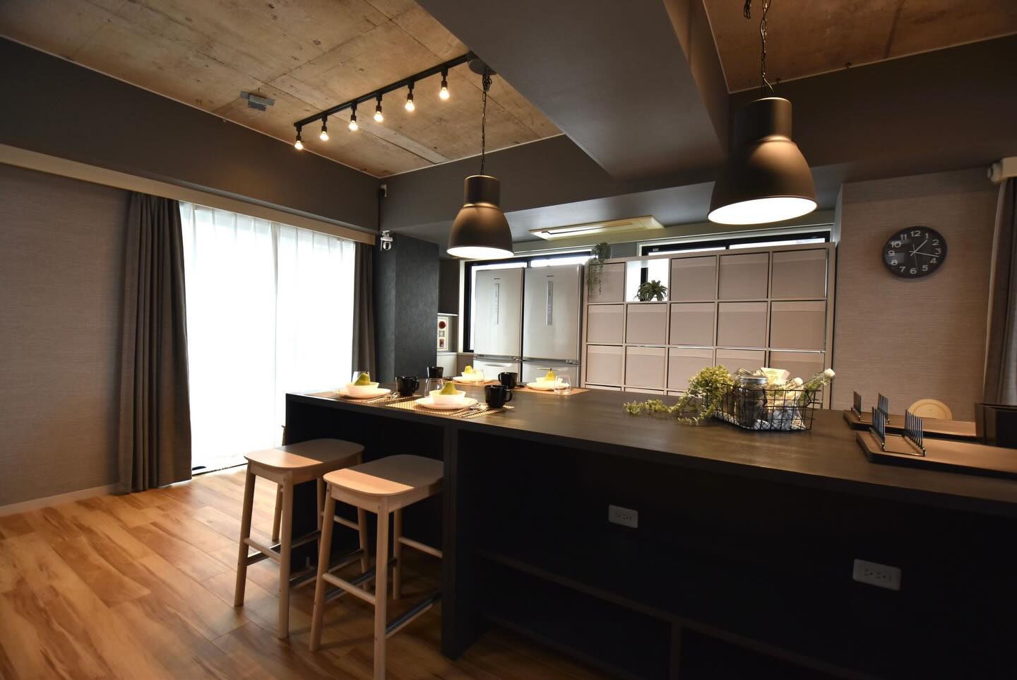 立春なのに大寒波に見舞われた週末でしたね…。寒かった💦
週末は家から一歩も出ずにシェアハウスで過ごしていました。
一人暮らしではなかなか手に入れることができないもの。
それは、アイランドキッチン✨
このアイランドキッチンとカウンター、実は「料理しない人」にも居場所があるのが気に入っています🍽️✨
わたし自身、結構ずぼら女で毎日ちゃんと料理するタイプではないので、キッチンってちょっとハードルが高く感じることもあるんですよね…😂
でもここは、スツールに座って買ってきたごはんを食べたり、誰かが料理する様子を横目におしゃべりしたりするだけでも自然にいられる空間☺️
無理に料理しなくても、「ここにいていい感」があるのが気に入っています💕
料理する日も、しない日も、それぞれのペースで使えるのがシェアハウスらしいところ。
週末もゆるっと、キッチンに人の気配が集まっていました🫶✨

wabi_sabi_house__official
Wabi Sabi House Jiyugaoka
わびさびハウス自由ヶ丘

✨️待望の空室です！！✨️ 
自由ヶ丘にたたずむデザイナーズシェアハウス♬

詳しくはVR内覧へGo！！！！
https://www.wabisabihouse.jp/houses/jiyugaoka/
お問い合わせはこちら
https://www.wabisabihouse.jp/contact/

#リノベーション, #新規入居キャンペーン, #フリーレント #シェアハウス #国際交流 東京 留学 仲間 sharehouse welcomeparty farewellparty 異業種交流 coliving innovation わびさびハウス中野富士見町 自由が丘 自分磨き 自分探し 国内留学 わびさびハウス わびさびハウス自由が丘 わびさびハウスoff中野 わびさびハウスoff中野アネックス わびさびハウスoff自由が丘 暮らし 学び,