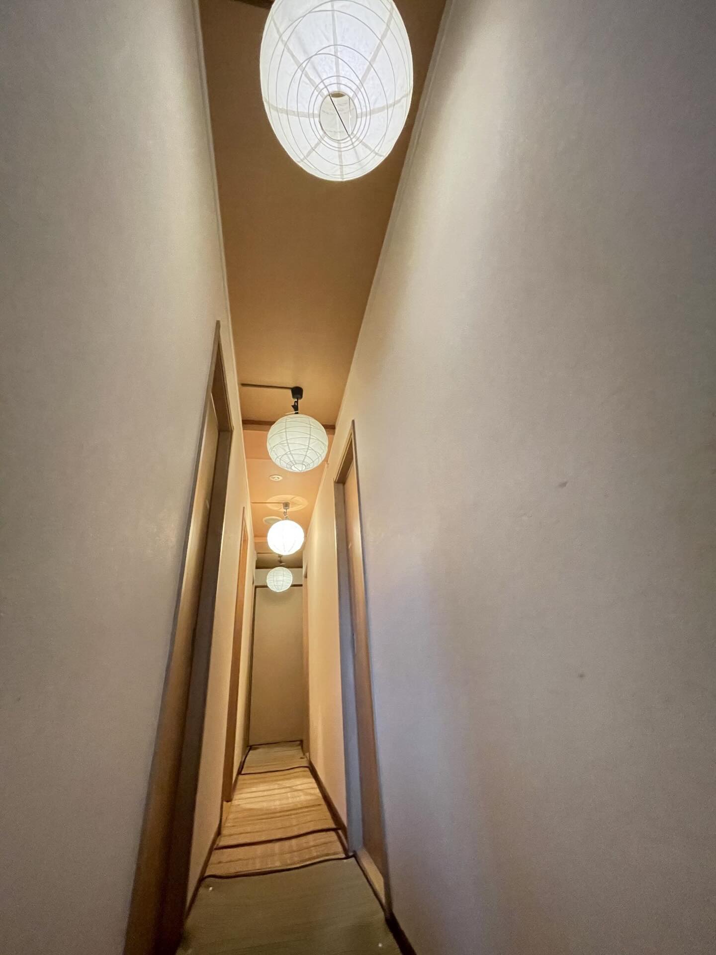 大寒波が来たと思ったらあったかくなったり、また急に寒くなったり…なんだか落ち着かない毎日❄️☀️
そろそろ花粉も飛び始めるし、体も気分もゆらぎがちな今日この頃です。
外の気温に振り回されていると、家の中ではなるべく穏やかに過ごしたくなりますよね🤣
そんなとき、このシェアハウスの廊下で住人さんと簡単なコミュニケーションがとれるのが意外と心地よかったりします🚶‍♀️✨
すれ違って軽く会釈するだけの日もあれば、そのまま静かに通り過ぎる日もあり、はたまたちょっと聞いてよ！と愚痴大会が始まることも…笑
近すぎず遠すぎず人の気配が感じられるし、どうなっても気まずくならないのがありがたいなぁ☺️
今日は声も出したくないぐらい疲れてるときもありますよね、人間だもの。
人との距離が近すぎず遠すぎず、ちょうどいい。
このゆるい距離感が、毎日の暮らしをそっと支えてくれている気がするわたしなのでした◎

wabi_sabi_house__official
Wabi Sabi House Jiyugaoka
わびさびハウス自由ヶ丘

✨️待望の空室です！！✨️ 
自由ヶ丘にたたずむデザイナーズシェアハウス♬

詳しくはVR内覧へGo！！！！
https://www.wabisabihouse.jp/houses/jiyugaoka/
お問い合わせはこちら
https://www.wabisabihouse.jp/contact/

#シェアハウス #国際交流 #東京 #留学 #仲間