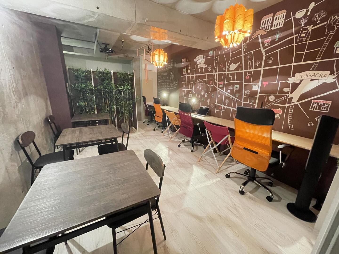 凍えるような寒さは脱したものの、まだ寒いし…加えて花粉も飛び始めているので外に出るのがちょっとおっくうなこの頃😭
年度末が近づいて、事務処理が増えたり確定申告しなきゃいけなかったり…タスクが増える時期ですよね。
そんな日に重宝しているのが、シェアハウス内のコワーキングスペースです。
ひとりで使えるけど、完全に静かすぎないのがちょうどいい☺️ 
同じように確定申告の入力作業をしている住人さんもいるし、カタカタ聞こえるキーボードの音が心地よく、「私ももう少しがんば～」という気分になります✨
カフェに行かなくても、コートを着なくても、ここに座るだけで自然とスイッチON👌
この季節は、このゆるっと集中できる空間に助けられています🫶

wabi_sabi_house__official
Wabi Sabi House Jiyugaoka
わびさびハウス自由ヶ丘

✨️待望の空室です！！✨️ 
自由ヶ丘にたたずむデザイナーズシェアハウス♬

詳しくはVR内覧へGo！！！！
https://www.wabisabihouse.jp/houses/jiyugaoka/
お問い合わせはこちら
https://www.wabisabihouse.jp/contact/

#シェアハウス #国際交流 #東京 #留学 #仲間