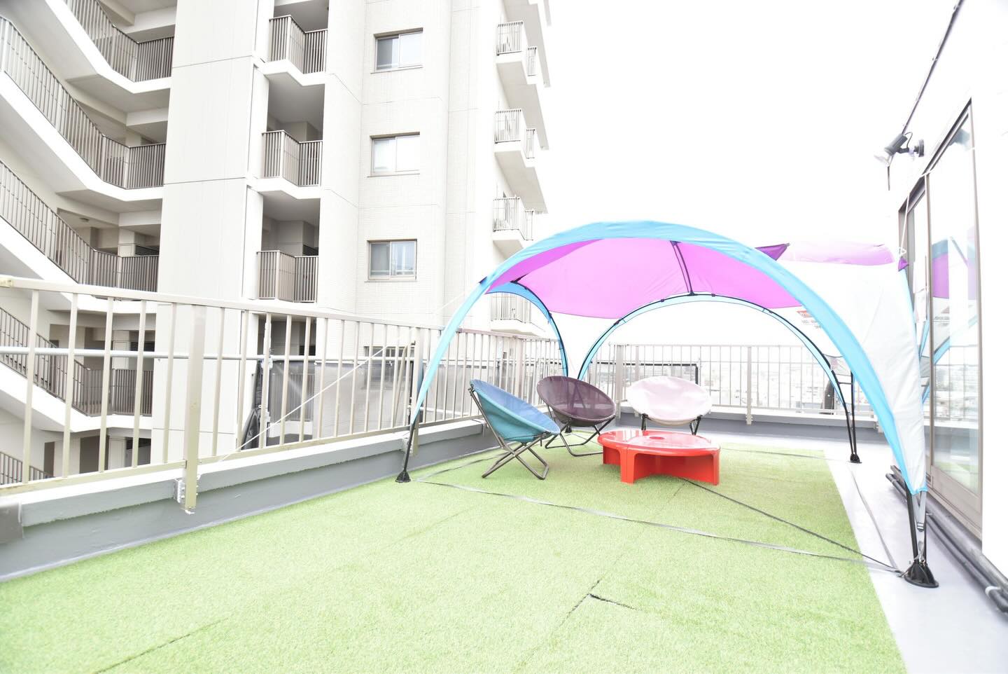 3月も中旬になって、少しずつ春の気配を感じる日が増えてきました🌸
最高気温は12度くらい。
晴れていると日差しは暖かいですが、風がひんやりしていて、「やっぱりまだ寒いなぁ」と思いながら少しだけ空を見上げたりしています。
コートを着たまま屋上に出て、ほんの数分ぼーっとするだけなのですが、こういう時間が意外といい気分転換✨
稀に誰かがふらっと来て少し話して、またそれぞれの時間に戻ることもあって、そのゆるい感じもなんだか心地いいなぁと感じる今日この頃💕
寒がり引きこもりずぼら人間ですが、花粉さえなければ春は大好き！
本格的な春まではもう少し。
でも、こんなふうに季節が少しずつ動いているのを感じる瞬間が好きだったりします☀️

wabi_sabi_house__official
Wabi Sabi House Jiyugaoka
わびさびハウス自由ヶ丘

✨️待望の空室です！！✨️ 
自由ヶ丘にたたずむデザイナーズシェアハウス♬

詳しくはVR内覧へGo！！！！
https://www.wabisabihouse.jp/houses/jiyugaoka/
お問い合わせはこちら
https://www.wabisabihouse.jp/contact/

#シェアハウス #国際交流 #東京 #留学 #仲間