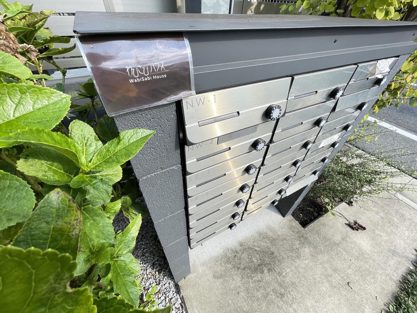 新年度になって、ポストまわりもなんだか少しにぎやかになった気がします📮✨
それぞれのポストに新しい名前が増えていたり、まだ空いているところがあったり…😊
朝や帰宅後に確認していると、見慣れない宛名や新しい表札にふと目がとまって、「あ、新しい人が入ったんだな」と気づくことも。
最初の頃は、自分のポストを開けるだけでも少しそわそわしていたなぁって、なんだか懐かしくなりました☺️💓
今では当たり前になっているこの場所も、誰かにとってはこれから始まる日常の入口。
そんなことを思いながら、今日もいつも通りポストを開けています🌿✨ 

wabi_sabi_house__official
Wabi Sabi House Jiyugaoka
わびさびハウス自由ヶ丘

✨️待望の空室です！！✨️ 
自由ヶ丘にたたずむデザイナーズシェアハウス♬

詳しくはVR内覧へGo！！！！
https://www.wabisabihouse.jp/houses/jiyugaoka/
お問い合わせはこちら
https://www.wabisabihouse.jp/contact/

#シェアハウス #国際交流 #東京 #留学 #仲間